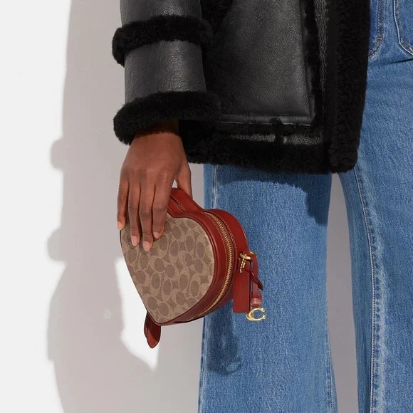 CE726 - Coach Heart Crossbody in Signature Canvas - Picture 12 of 12